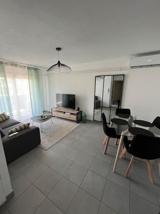 Joli Appt 45 M2 Avec Terrasse Apartamento Lunel  Exterior foto